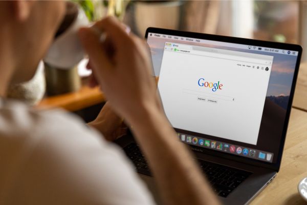 Uma pessoa fazendo os cursos online gratuitos do Google.